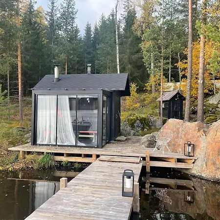 Moekki Ja Rantasauna Rauhallisessa Paikassa